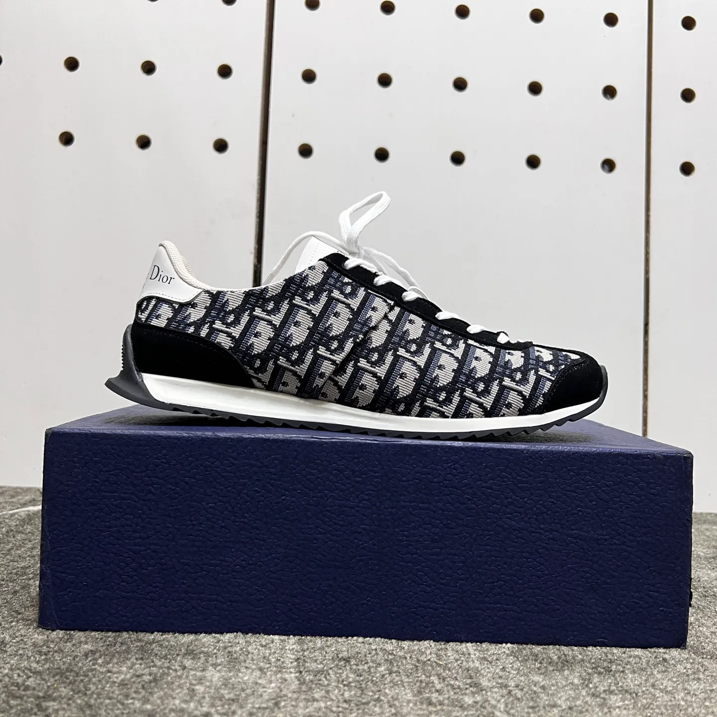 Factory price: 420💰【DIAo•Dior】Original quality.~ Unique modern style sneakers. 🏃A must-have casual shoe for trendy men😍😍 Original brand imported from Italy, imported original leather, sheep lining (refuses to discolor and grind feet) Sole: Original sole provided by the original factory, French lazy style design ⚠️Fit to the feet, original quality, super comfortable original sole. It’s like shooting the real thing 🎬The real thing is better, high-quality sneakers, size: 38-44, custom-made 45
